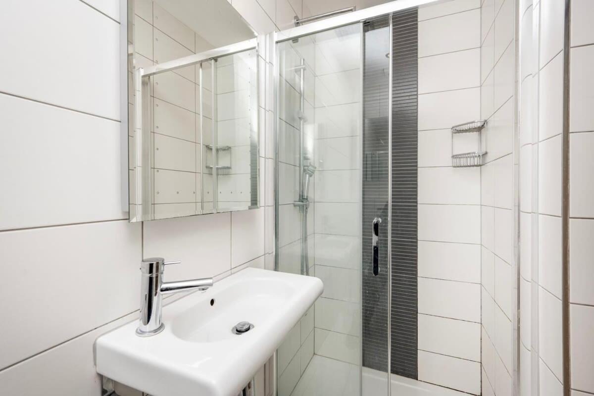 Charming Chelsea Studio Your Cozy Urban Retreat Лондон Екстериор снимка