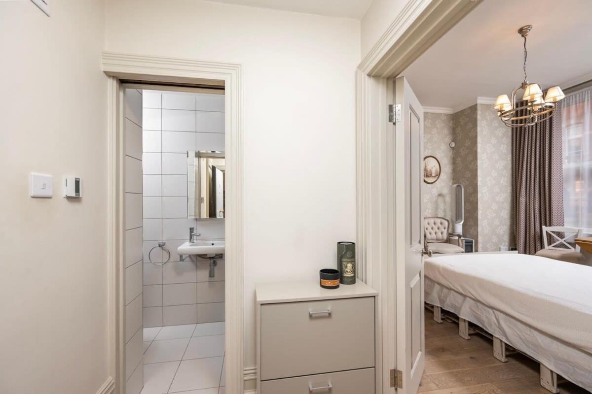 Charming Chelsea Studio Your Cozy Urban Retreat Лондон Екстериор снимка