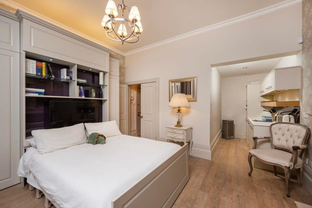 Charming Chelsea Studio Your Cozy Urban Retreat Лондон Екстериор снимка