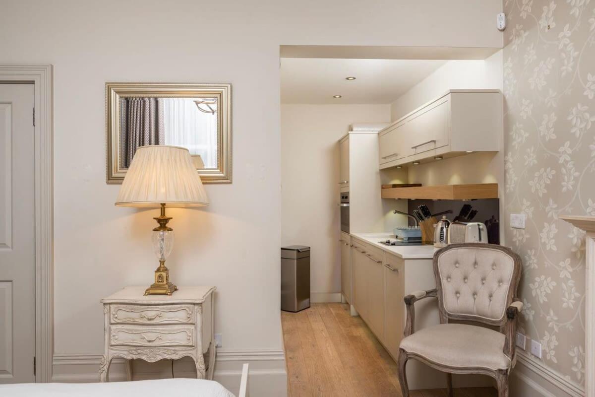 Charming Chelsea Studio Your Cozy Urban Retreat Лондон Екстериор снимка